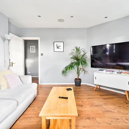Ferienwohnung Cosy 1-Bed E15, Sleeps 4, 1 Min From Tube Station Near O2 Arena London Exterior foto