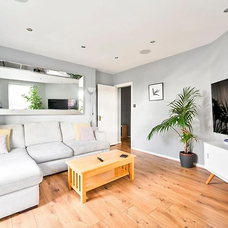 Ferienwohnung Cosy 1-Bed E15, Sleeps 4, 1 Min From Tube Station Near O2 Arena London Exterior foto