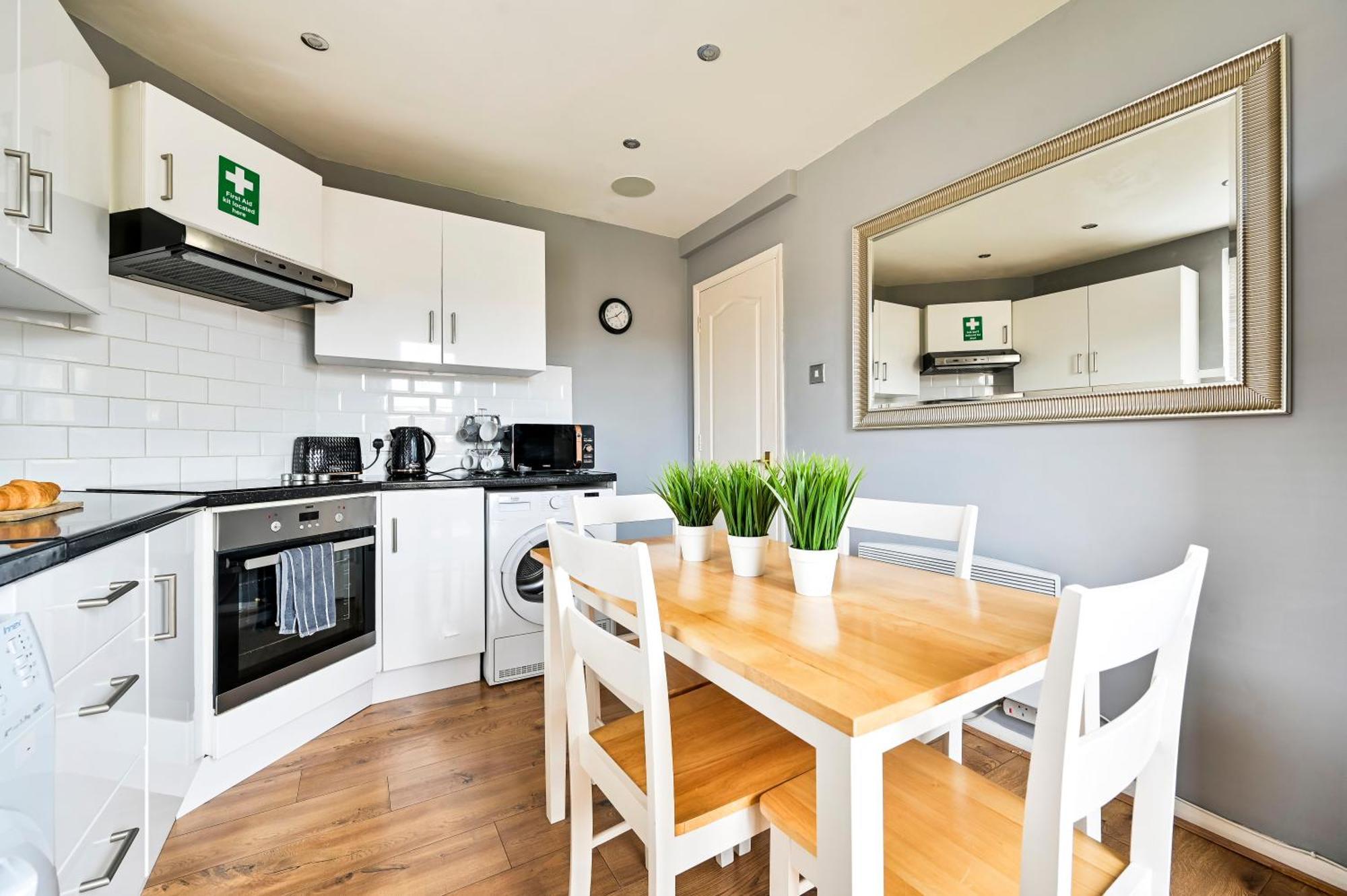 Ferienwohnung Cosy 1-Bed E15, Sleeps 4, 1 Min From Tube Station Near O2 Arena London Exterior foto