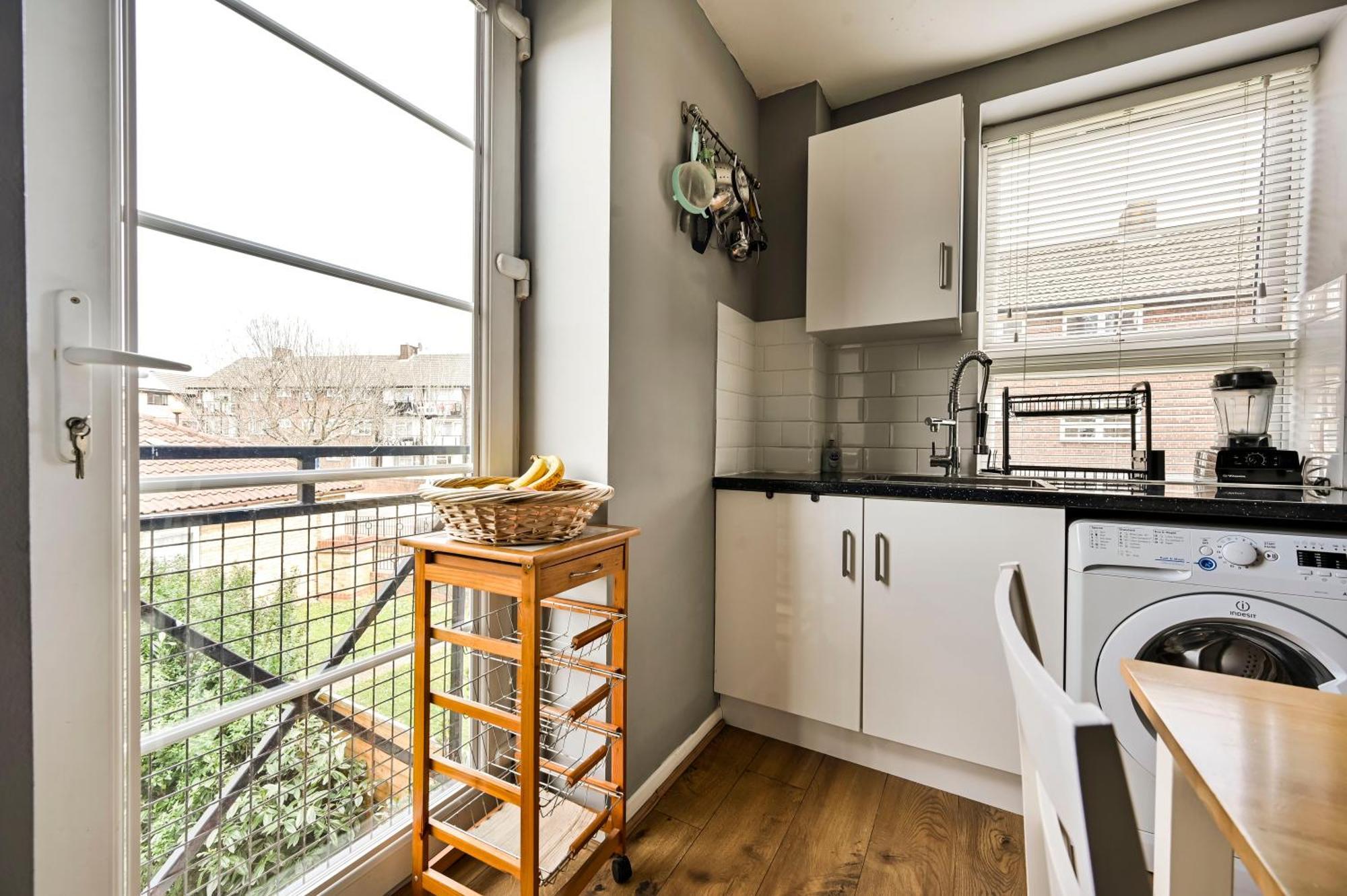 Ferienwohnung Cosy 1-Bed E15, Sleeps 4, 1 Min From Tube Station Near O2 Arena London Exterior foto
