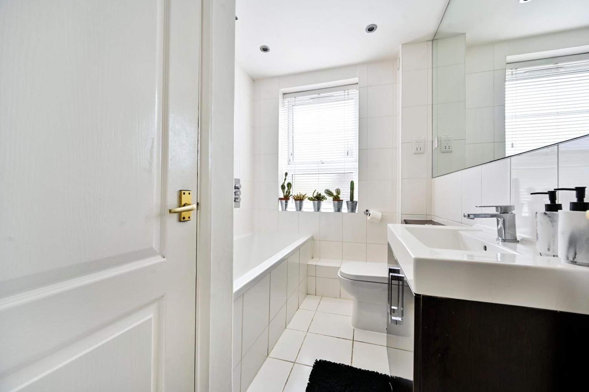 Ferienwohnung Cosy 1-Bed E15, Sleeps 4, 1 Min From Tube Station Near O2 Arena London Exterior foto