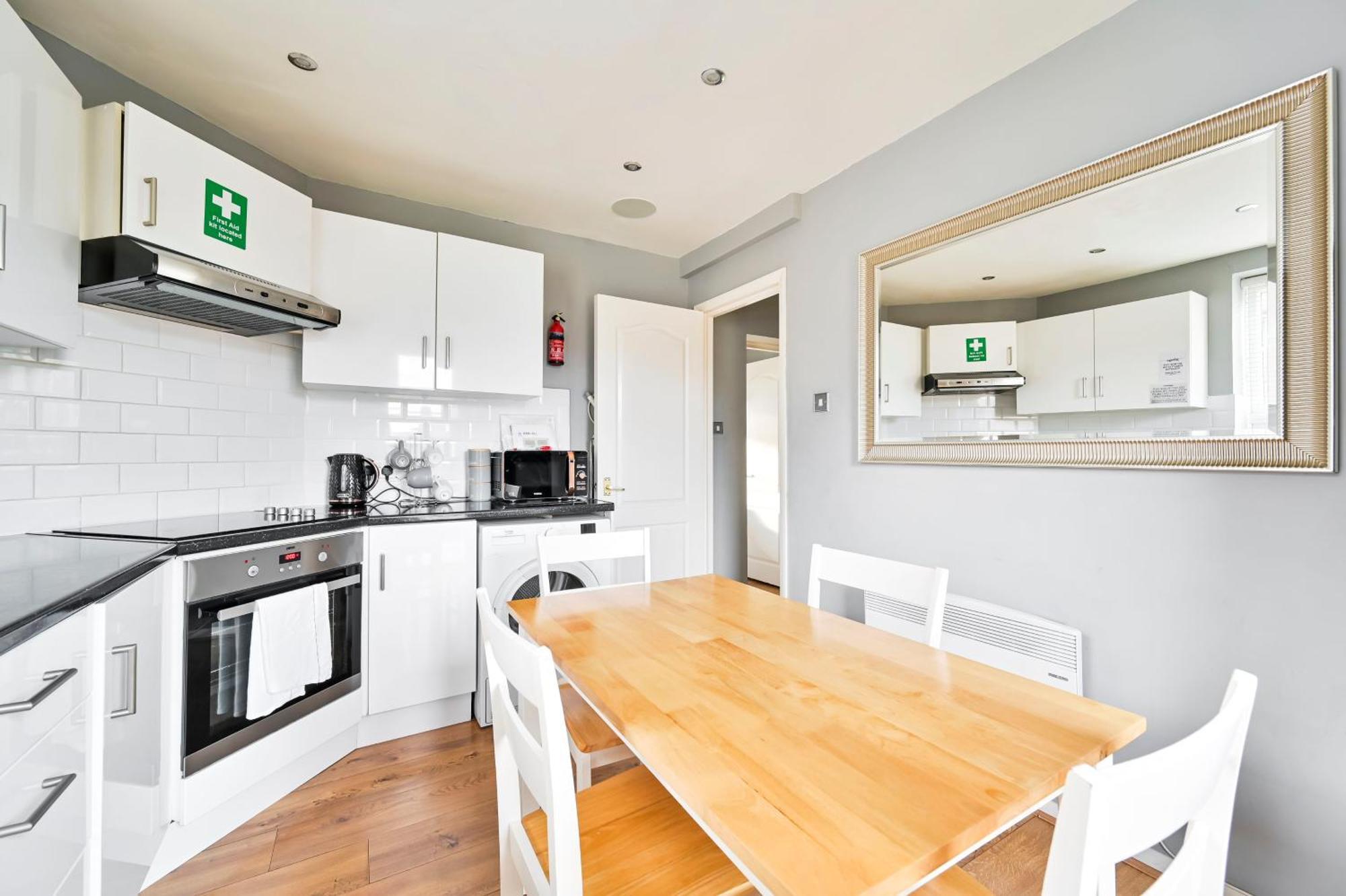 Ferienwohnung Cosy 1-Bed E15, Sleeps 4, 1 Min From Tube Station Near O2 Arena London Exterior foto