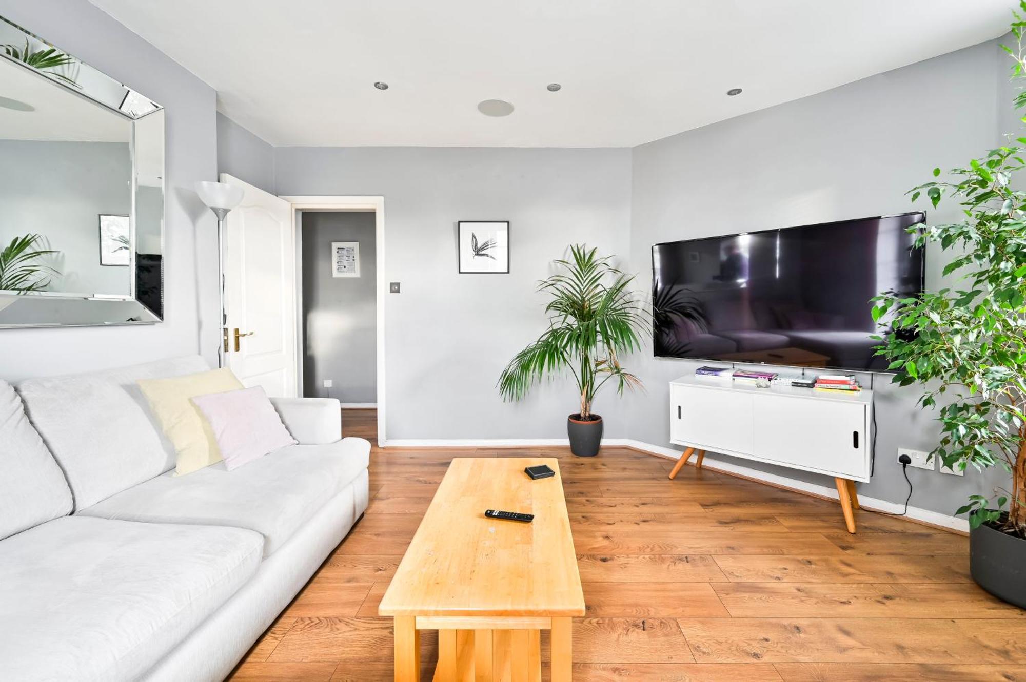 Ferienwohnung Cosy 1-Bed E15, Sleeps 4, 1 Min From Tube Station Near O2 Arena London Exterior foto